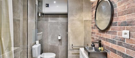 Douche, séchoir à cheveux, serviettes fournies