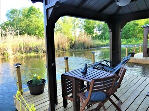 Outdoor dining - Aloberge 7 (Île-aux-Noix)