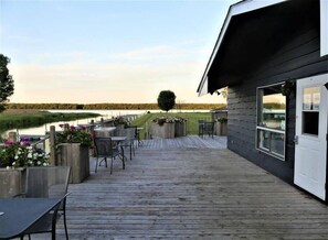 Outdoor dining - Aloberge 7 (Île-aux-Noix)