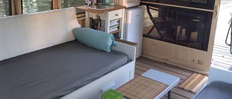 WiFi, bed sheets