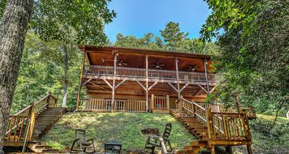 Mountain Cabin - 3 BR w/Pool Table, Air Hockey & WiFi! Near Town! Discounts!