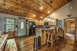 Fridge, microwave, oven, stovetop - Mountain Cabin - 3 BR w/Pool Table, Air Hockey & WiFi! Near Town! Discounts! (Murphy)