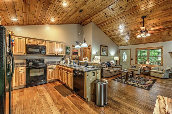 Fridge, microwave, oven, stovetop - Mountain Cabin - 3 BR w/Pool Table, Air Hockey & WiFi! Near Town! Discounts! (Murphy)