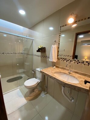 Quarto Duplo Superior 204 | Bathroom | Free toiletries, hair dryer, towels