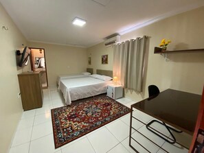 Habitación triple superior, varias camas | Cortinas blackout, wifi gratis y ropa de cama 