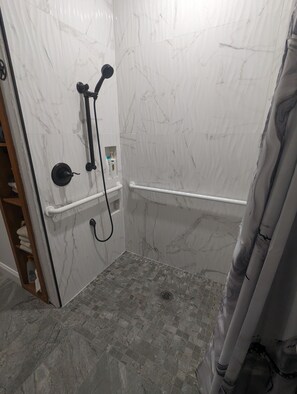 Combined shower/bathtub, hair dryer, towels, soap - Lake View, wheelchair accessible, sandy beaches close by, quiet area (Eufaula)