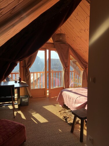 Maison D'altitude Poutres et Pierre Avec vue sur la Vallée!