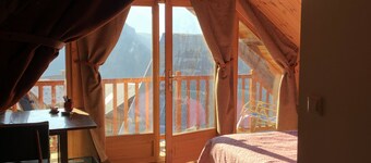 Maison D'altitude Poutres et Pierre Avec vue sur la Vallée!