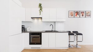 Een koffiezetapparaat/waterkoker, een vaatwasser, een kinderstoel