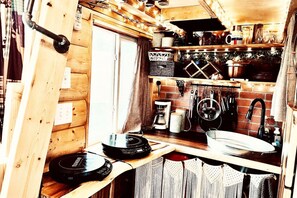 Mikrowelle, Ofen, Herdplatte, Wasserkocher mit Kaffee-/Teezubehör