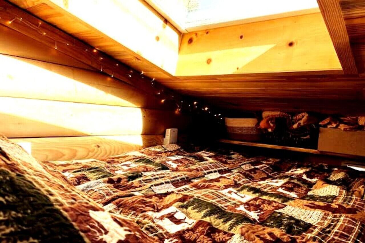 Tabla de planchar con plancha, wifi gratis, ropa de cama