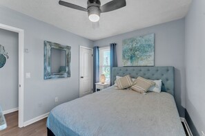 3 bedrooms, iron/ironing board, travel cot, free WiFi - Updated Coastal 3BR Townhome With Free Parking!!! (Panama City Beach)