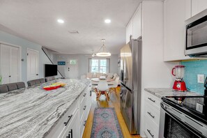 Fridge, microwave, oven, stovetop - Updated Coastal 3BR Townhome With Free Parking!!! (Panama City Beach)