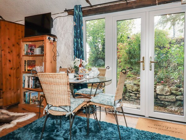 ตู้เย็น, กาต้มน้ำไฟฟ้า, เตาปิ้งขนมปัง, เครื่องครัว/จาน/ช้อนส้อม