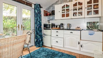 Refrigerador, tetera eléctrica, tostadora y utensilios de cocina