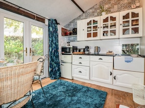 Kühlschrank, Wasserkocher, Toaster, Kochgeschirr/Geschirr/Besteck