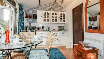 Kühlschrank, Wasserkocher, Toaster, Kochgeschirr/Geschirr/Besteck
