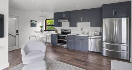 Guesthouse in Phinney Ridge with Rooftop Deck