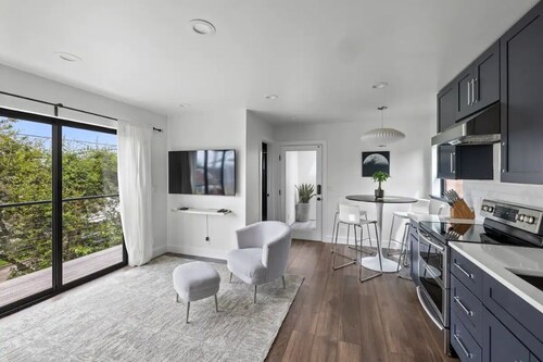 Guesthouse in Phinney Ridge with Rooftop Deck