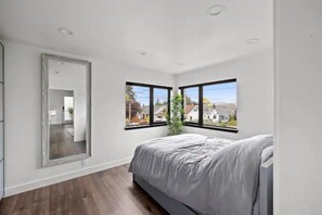 1 slaapkamer, verduisterende gordijnen, een strijkplank/strijkijzer