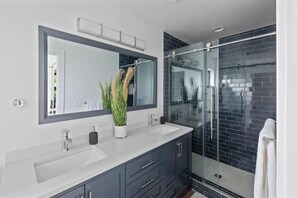 Dusche, Haartrockner, Handtücher, Seife