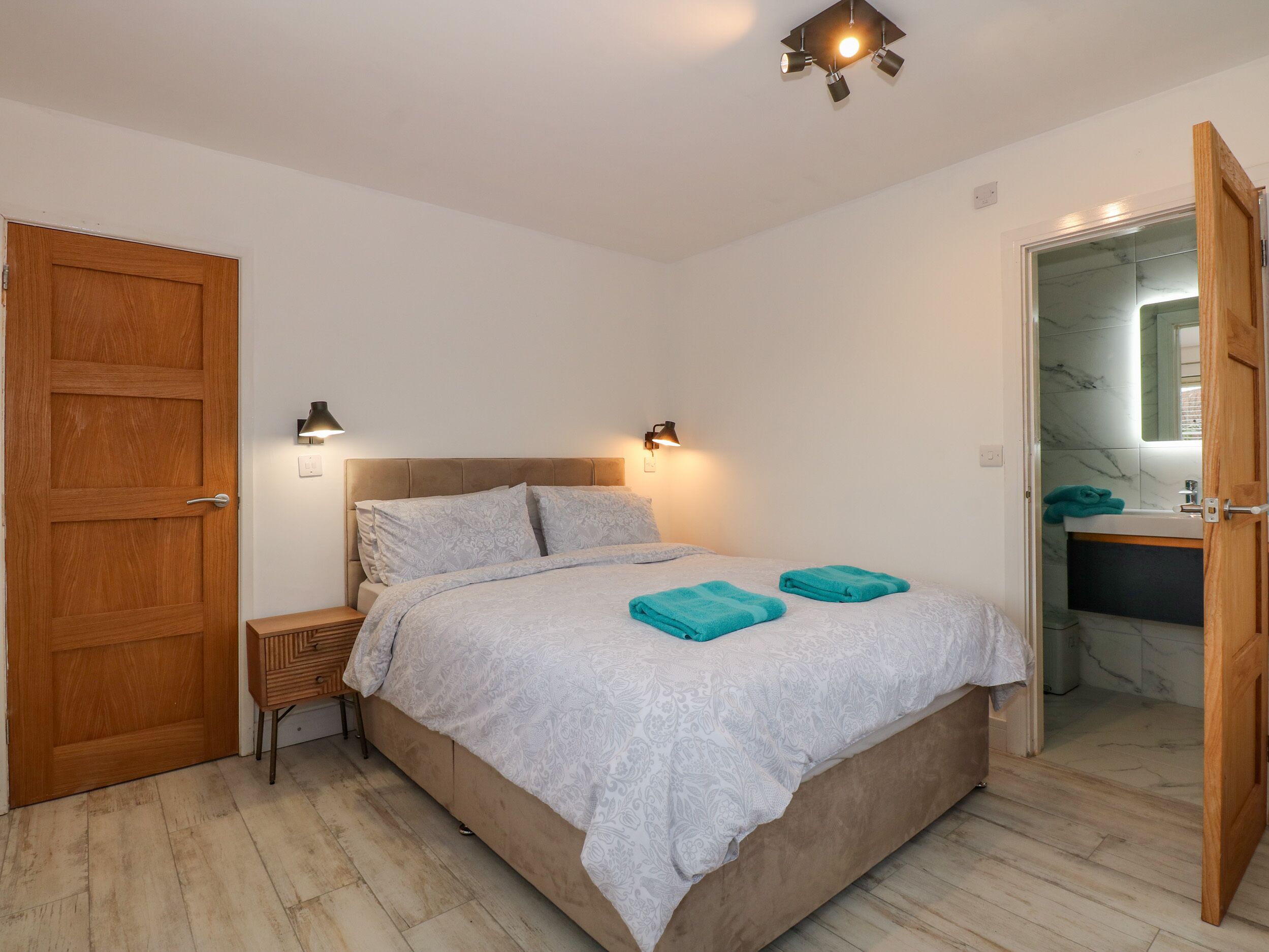 Casa de campo | 2 habitaciones, decoración personalizada y muebles diferentes 