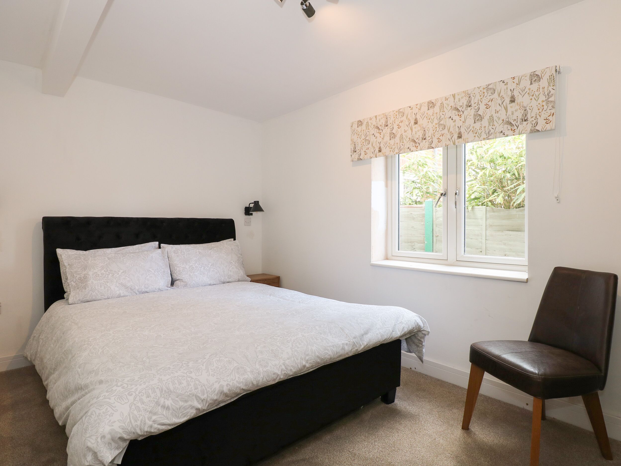 2 Schlafzimmer, individuell dekoriert, individuell eingerichtet