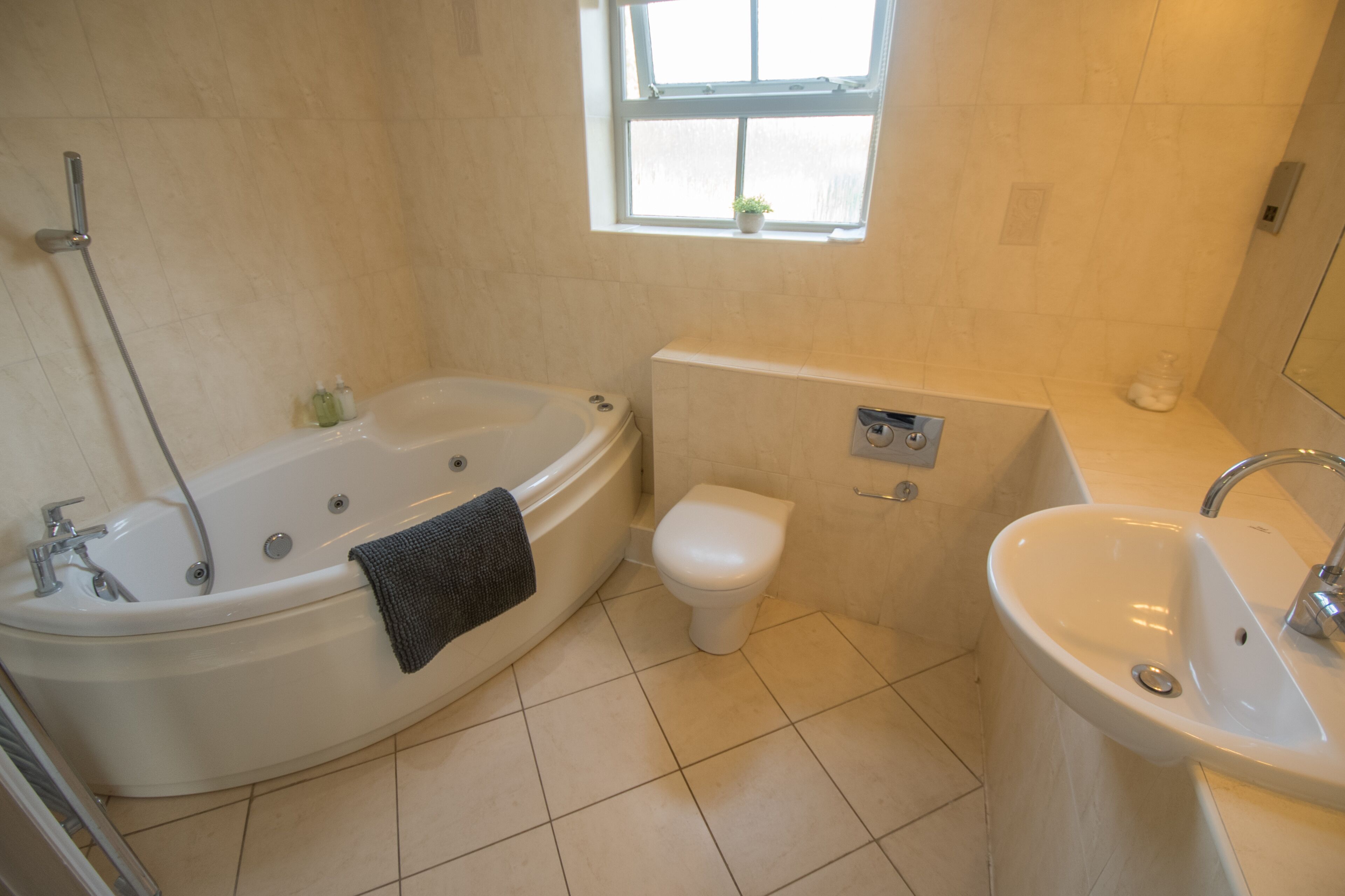 Ein Badezimmer mit einer Badewanne, Toilette und Waschbecken.