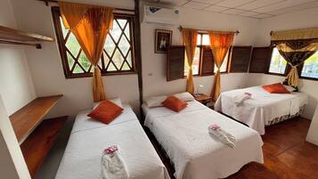 Triple Room | Desk, free WiFi, bed sheets