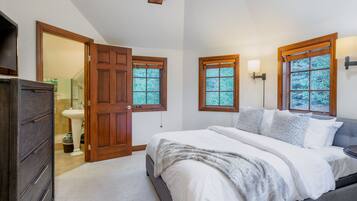 5 bedrooms, desk, iron/ironing board, travel cot