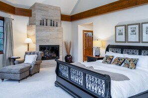 5 bedrooms, desk, iron/ironing board, travel cot