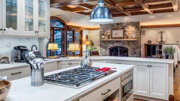 冰箱、微波炉、烤箱、炉灶