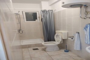 Badewanne, Handtücher, Seife, Toilettenpapier