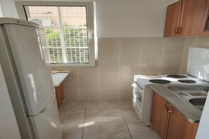 Kühlschrank, Kochgeschirr/Geschirr/Besteck, Esstisch