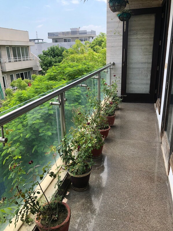 Property grounds - High End Luxury Apartment in Greater Kailash 1 (New Delhi)