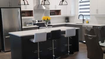 Geladeira, micro-ondas, fogão, cooktop