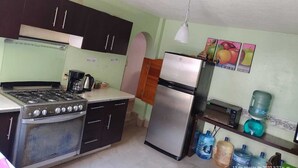 Fridge, microwave, oven, cookware/dishes/utensils - Casita del Arbol (Mexico City)