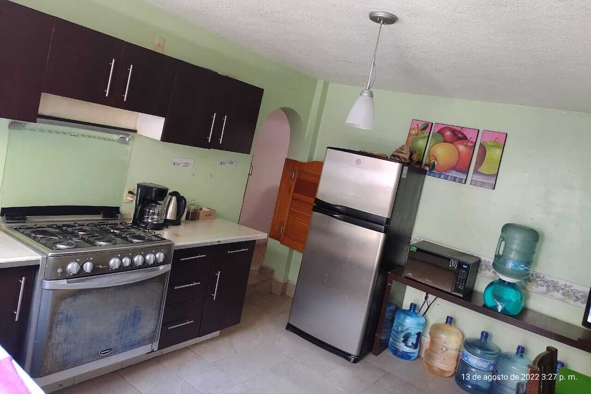 Kühlschrank, Mikrowelle, Ofen, Kochgeschirr/Geschirr/Besteck