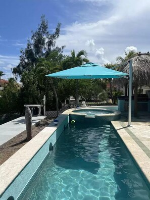 Alberca al aire libre y alberca climatizada