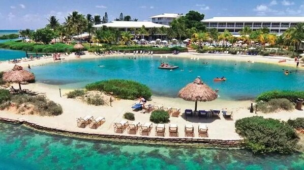 Playa en los alrededores, camastros y toallas de playa 