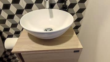 Habitación doble clásica | Baño | Regadera, regadera con hidromasaje, toallas