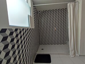 Bruser, brusehoved med hydromassage, håndklæder