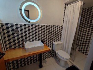 Classic Double Room | Bathroom | Shower, hydromassage showerhead, towels