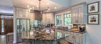 Cabin on Nantahala River with Hot tub