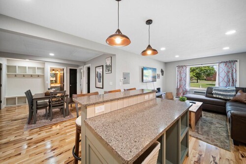 Pet-Friendly 2 Bedroom Unit Near Kettle Moraine, UWW Campus, and Starin Park!