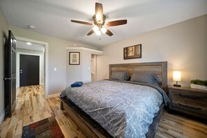 2 habitaciones, escritorio, tabla de planchar con plancha y wifi gratis 