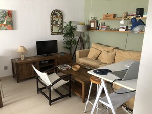 Una Smart TV, libros