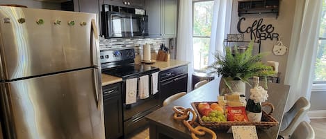 Réfrigérateur, four à micro-ondes, un four, surface de cuisson