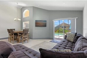 Smart TV, videogiochi, tavolo da ping pong