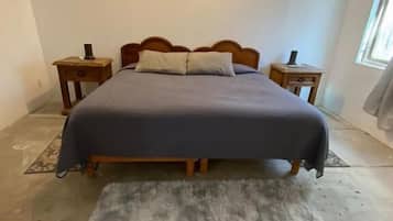 Habitación clásica | Ropa de cama hipoalergénica y tabla de planchar con plancha